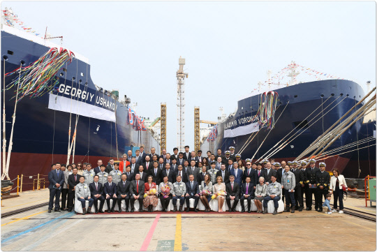 28일 대우조선해양 옥포조선소에서 열린 쇄빙LNG선 4척 동시 명명식에서 야말 프로젝트 관계자들이 기념촬영을 하고 있다. <대우조선해양 제공>